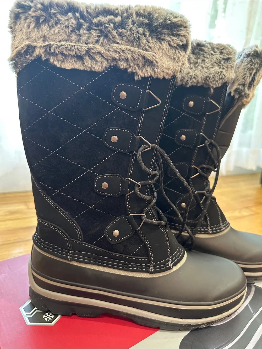 Khombu Black Quilted Lace-Up Winter Boots with Faux Fur Cuff Size 8